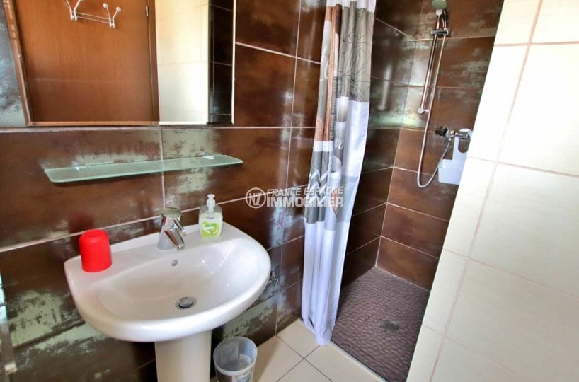 acheter maison costa brava, 171 m², deuxième salle d'eau avec douche et lavabo