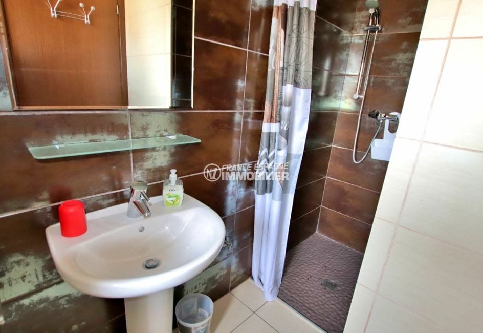 acheter maison costa brava, 171 m², deuxième salle d'eau avec douche et lavabo