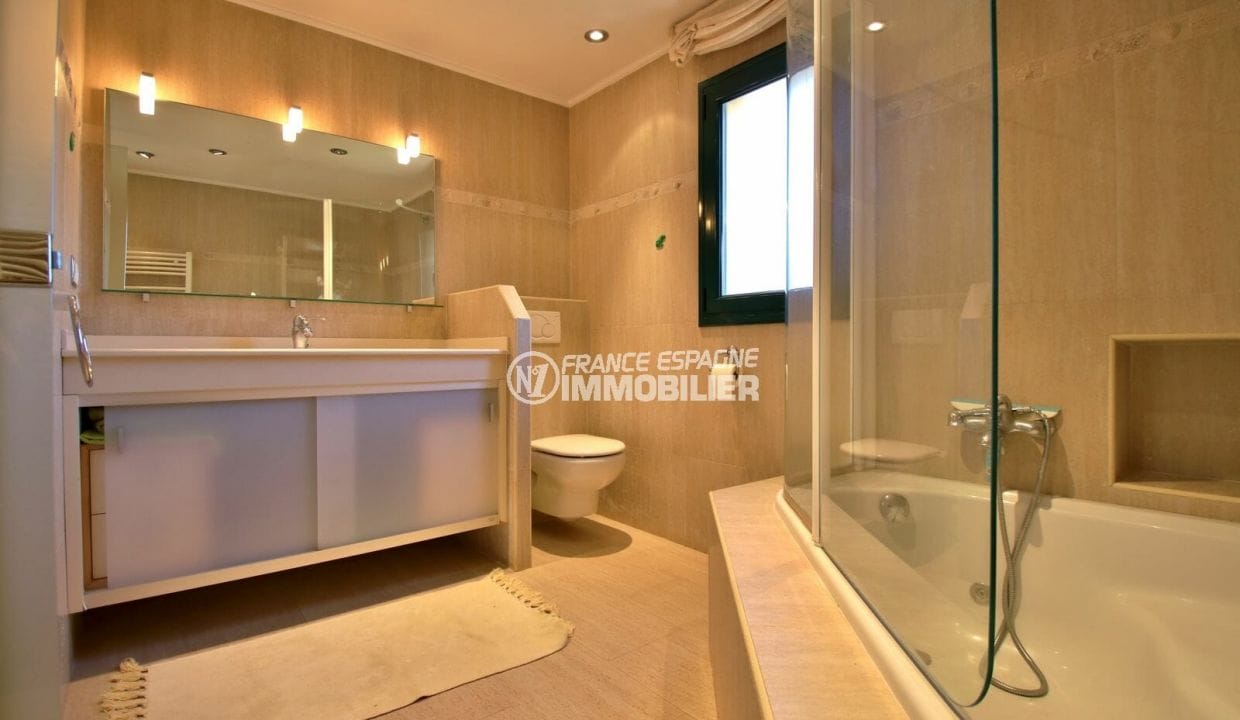 costa brava house: villa 280 m², salle de bains avec baignoire, double vasque et wc