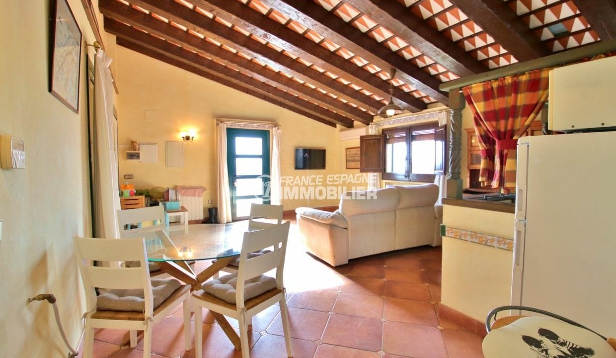 vente immobiliere espagne costa brava: villa 280 m²  salon / séjour avec cuisine ouverte appartement indépendant
