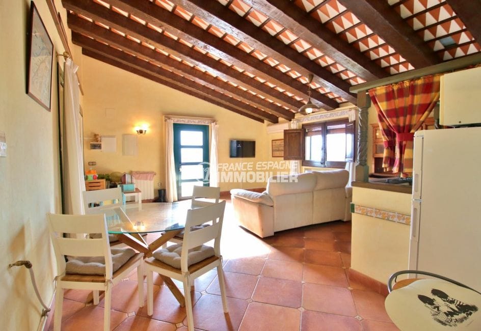 vente immobiliere espagne costa brava: villa 280 m² salon / séjour avec cuisine ouverte appartement indépendant