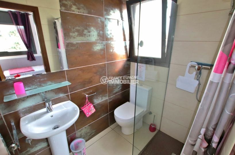 vente immobilier costa brava: villa 171 m², quatrième salle d'eau avec douche, lavabo et wc