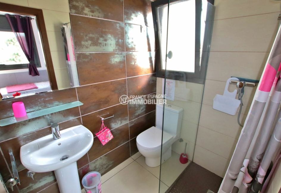vente immobilier costa brava: villa 171 m², quatrième salle d'eau avec douche, lavabo et wc