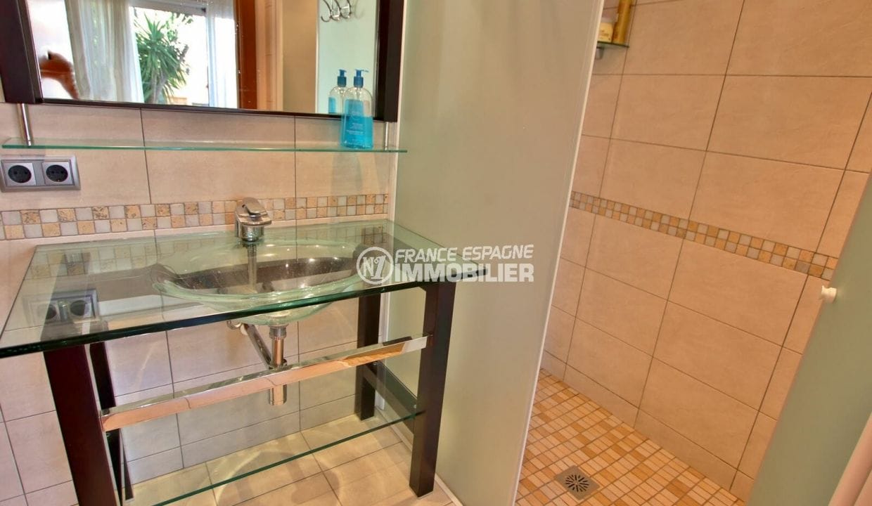 buy in empuriabrava: villa 282 m², bathroom with shower and basin
