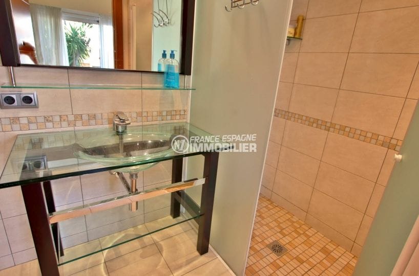 acheter a empuriabrava: villa 282 m², salle d'eau avec douche et vasque