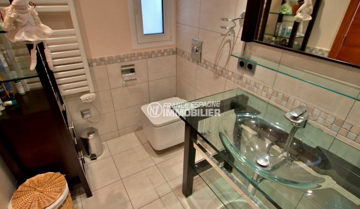 sale house costa brava, empuriabrava, bathroom with shower, washbasin, toilets and window