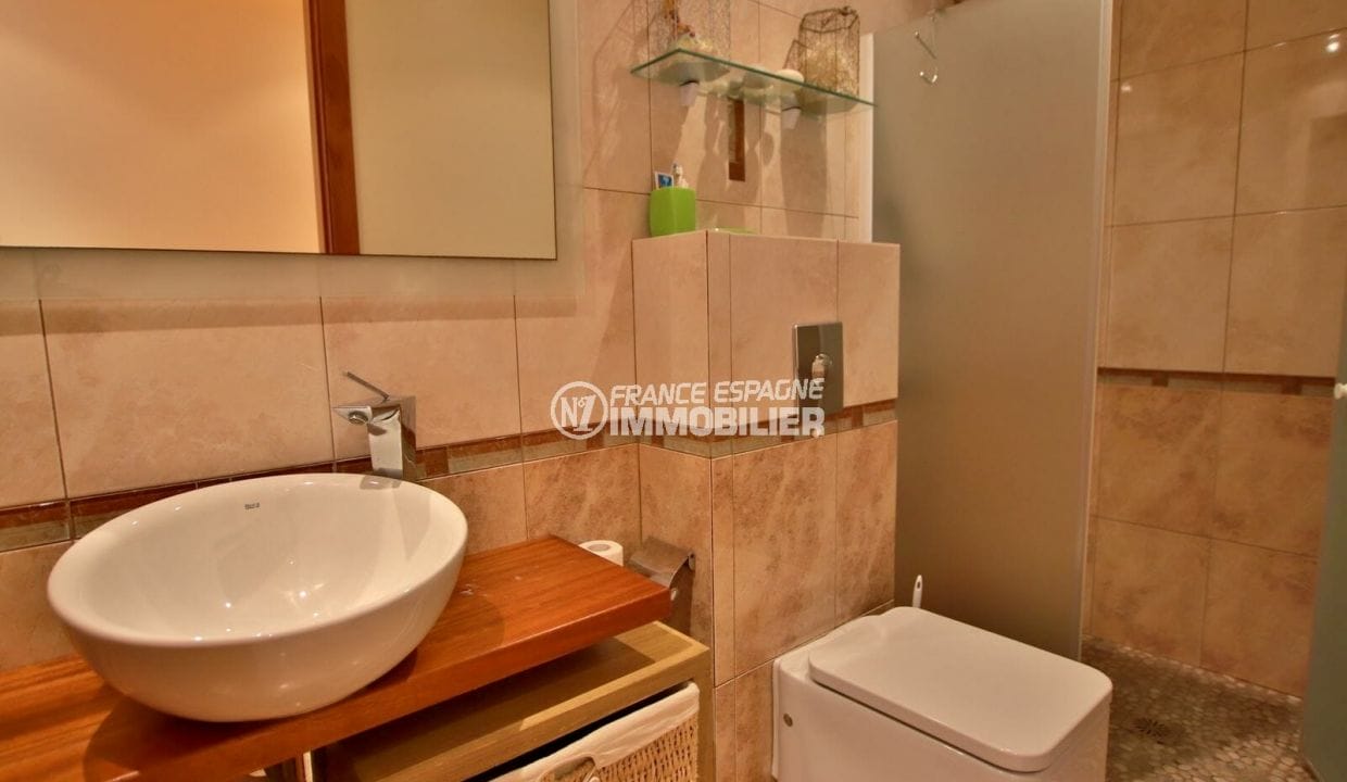 real estate sale costa brava: villa 282 m², bathroom with shower, washbasin and toilet toilets