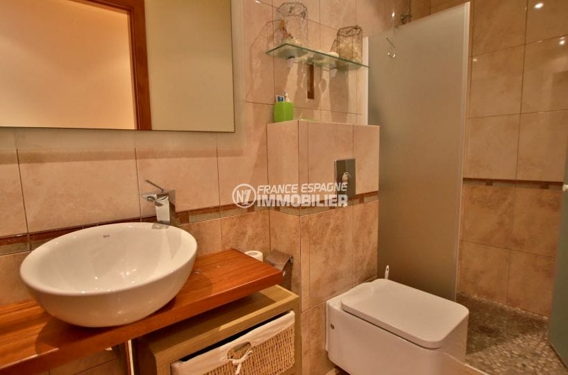 vente immobilier costa brava: villa 282 m², salle d'eau avec douche, vasque et wc