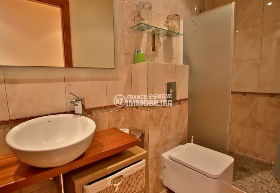 vente immobilier costa brava: villa 282 m², salle d'eau avec douche, vasque et wc