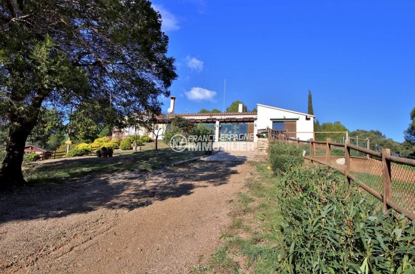 maison à vendre en espagne costa brava, villa 280 m², propriété équipée pour chevaux, terrain 5678 m²