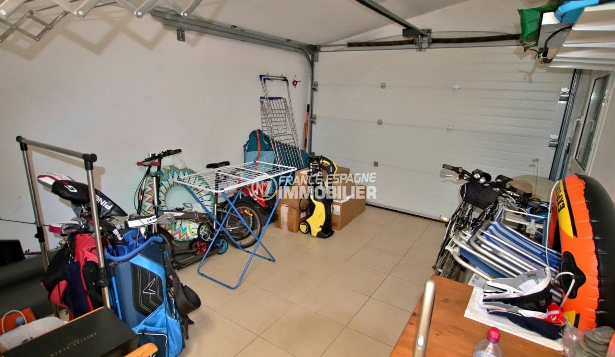 Comprar casa Espanya Costa Brava, immoble 778 m², visió general del garatge