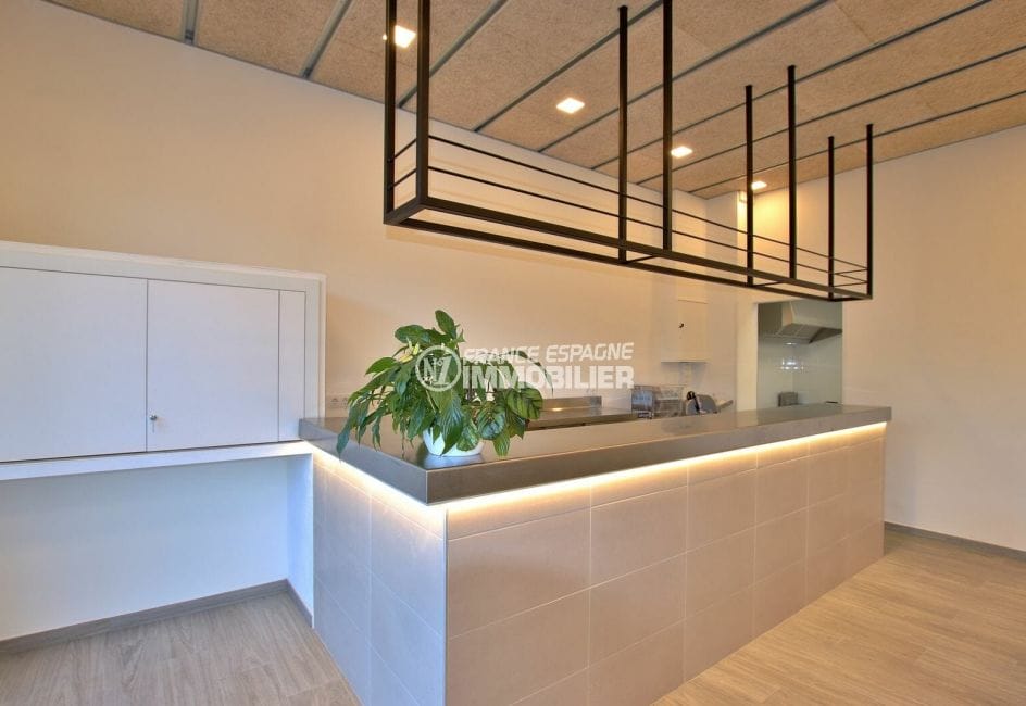 vente immobiliere rosas espagne: commerce 60 m², espace service en salle tout rénové avec rangements