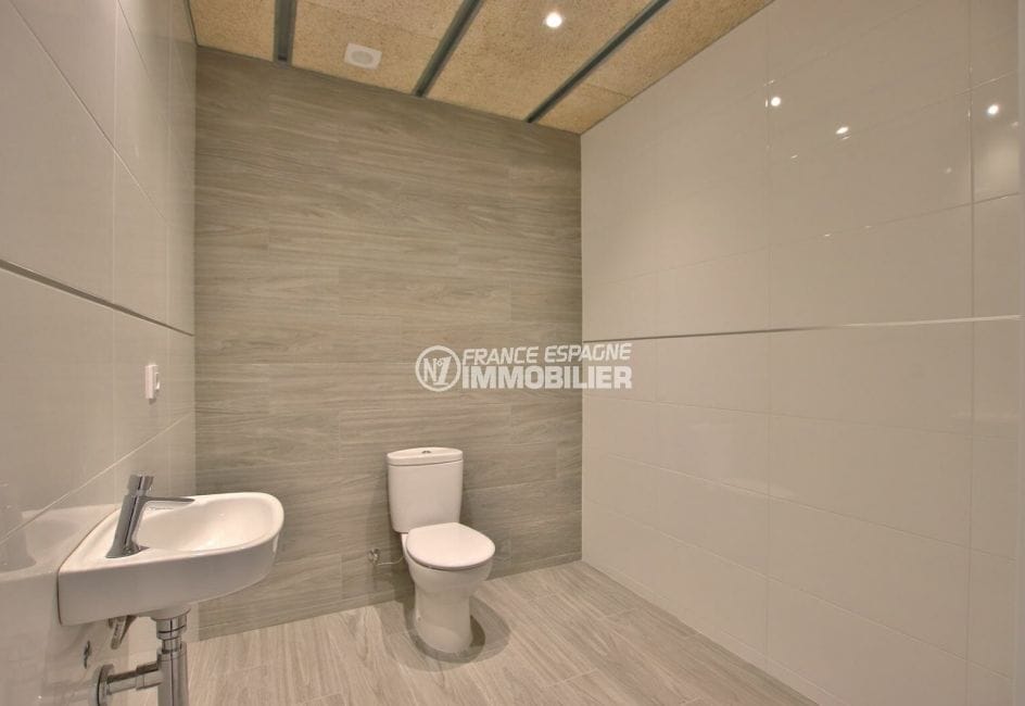agence immobiliere costa brava espagne: commerce 60 m², toilettes prioritaires handicapés avec lavabo