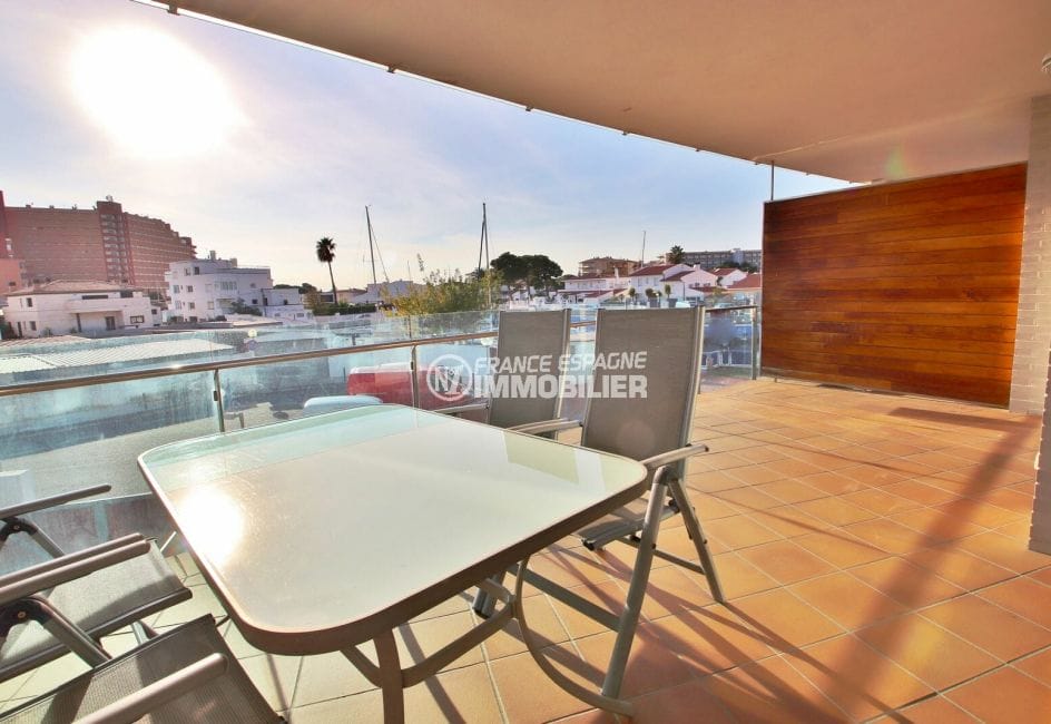 vente appartement rosas, terrasse avec vue marina, piscine communautaire, possibilité amarre