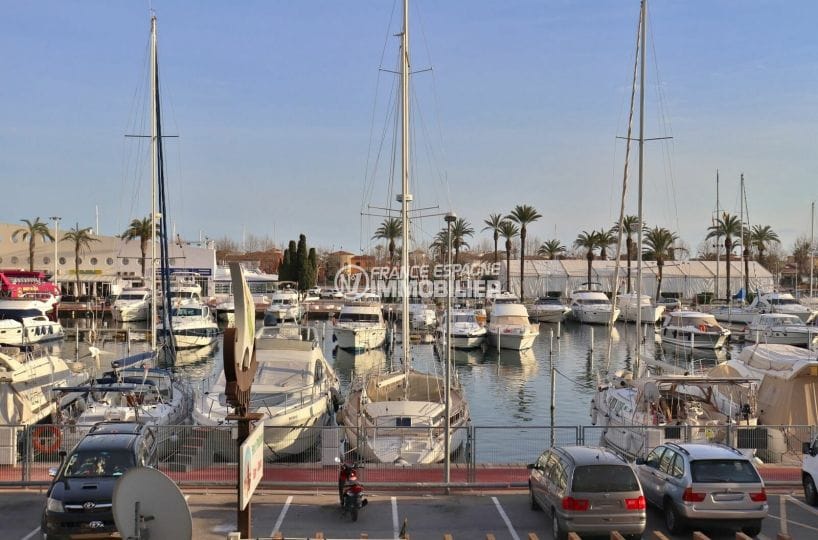 apartment in empuriabrava : terrace 10 sqm with canal view, popular area, near beach