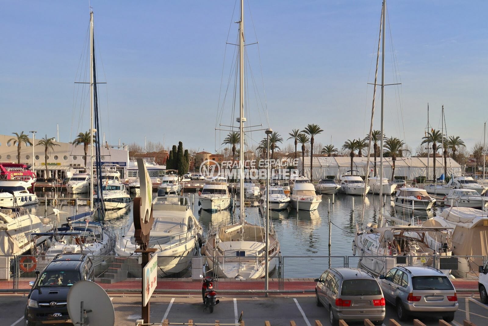 apartment in empuriabrava : terrace 10 sqm with canal view, popular area, near beach