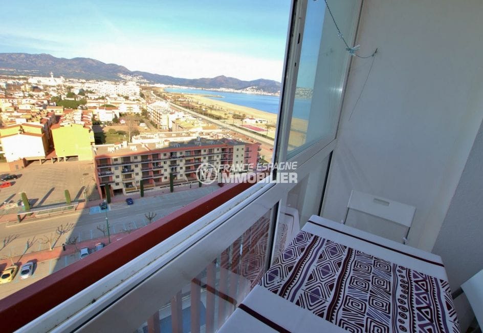 appartement a vendre empuriabrava, terrasse véranda avec vue sur mer