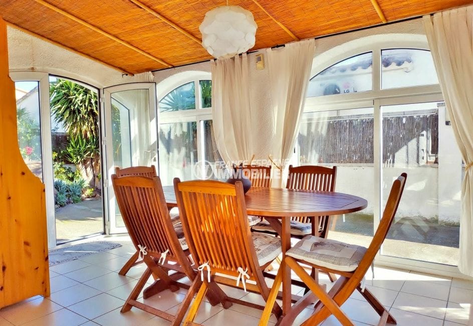 agence immobiliere empuriabrava: villa 79 m², terrasse véranda lumineuse avec rangements