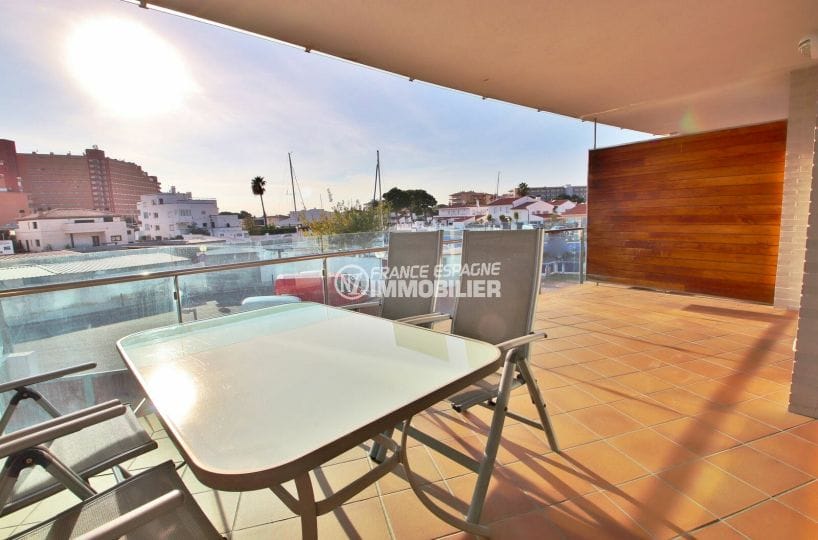 achat appartement rosas, grande terrasse de 18 m² avec magnifique vue marina