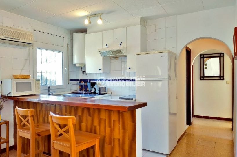 maison a vendre empuriabrava, terrain 234 m², cuisine avec plaques électriques et hottes
