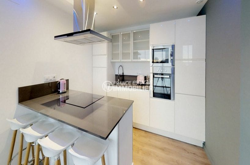 vente empuriabrava: villa 178 m², cuisine moderne équipée d'une hotte, plaques et four