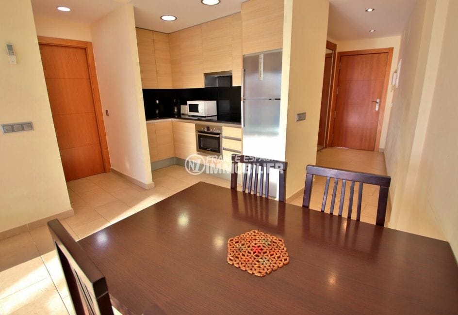 roses espagne: appartement 663 m², belle cuisine équipée ouverte sur le séjour