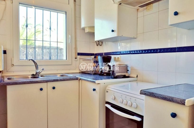 empuriabrava immobilier: villa 79 m², cuisine aménagée avec hotte et rangements