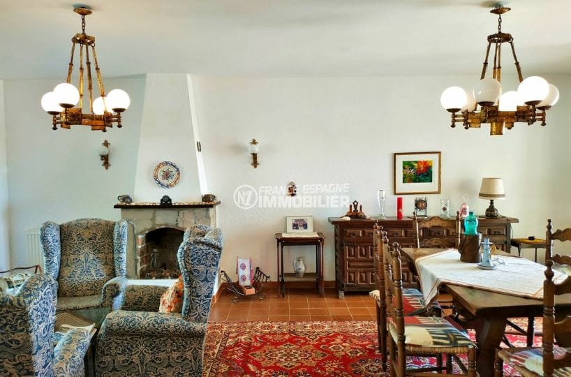 maison a vendre espagne, 200 m², salon / séjour avec cheminée, lustres au plafond