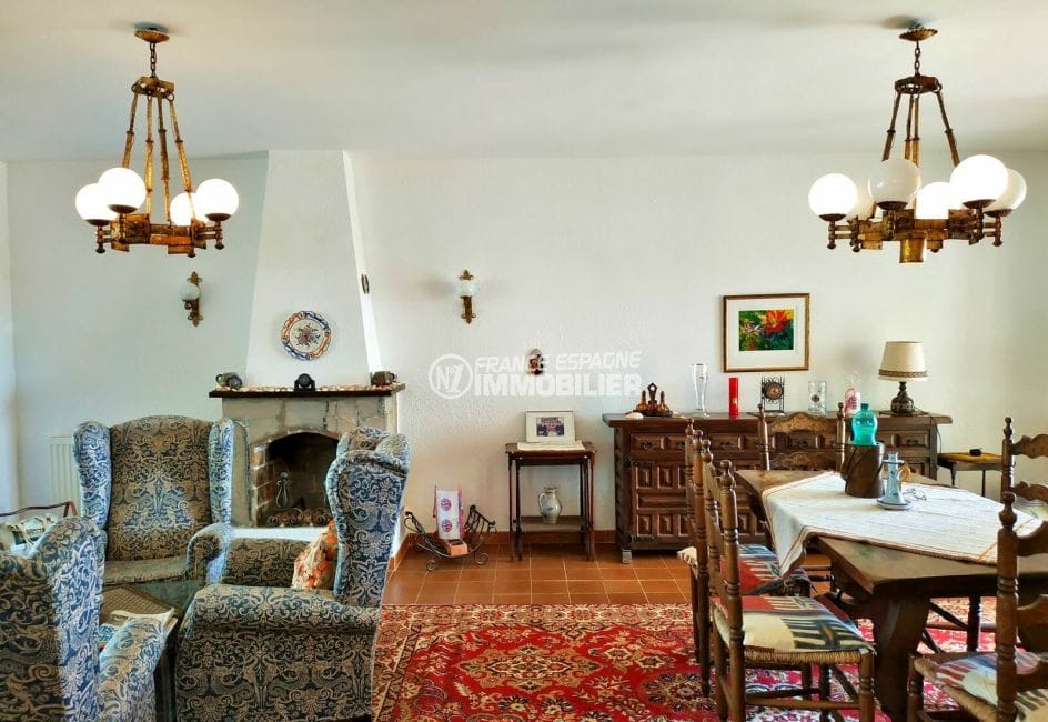 maison a vendre espagne, 200 m², salon / séjour avec cheminée, lustres au plafond