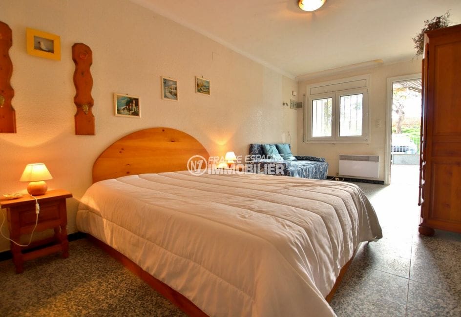 vente empuriabrava: villa 72 m², lumineuse chambre à coucher avec terrasse
