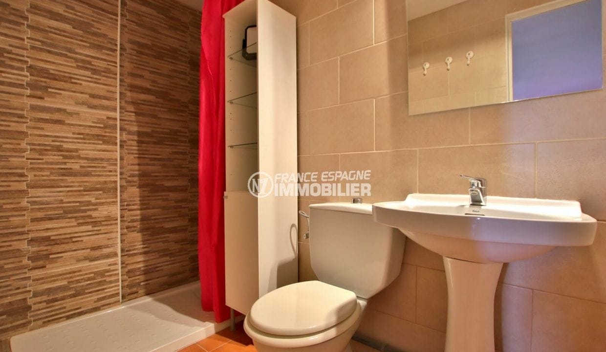 appartement a vendre costa brava, salle de bain moderne avec douche et wc 