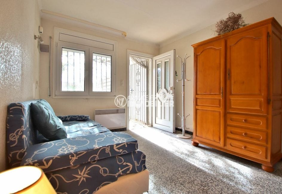 agence empuriabrava: villa 72 m², chambre à coucher avec porte donnant sur la terrasse