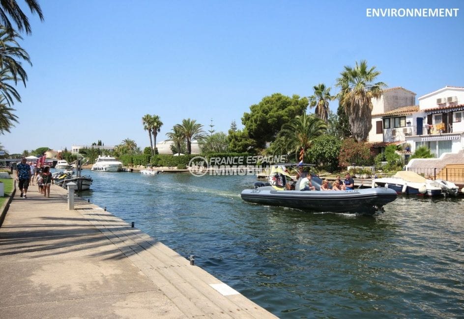 petite promenade en bateau sur le canal d'empuriabraval, magnifiques villas