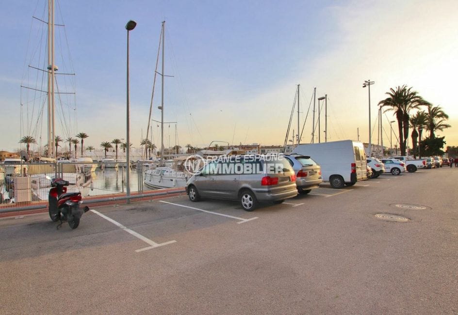 buy in empuriabrava: apartment 46 m² canal view. parking nearby