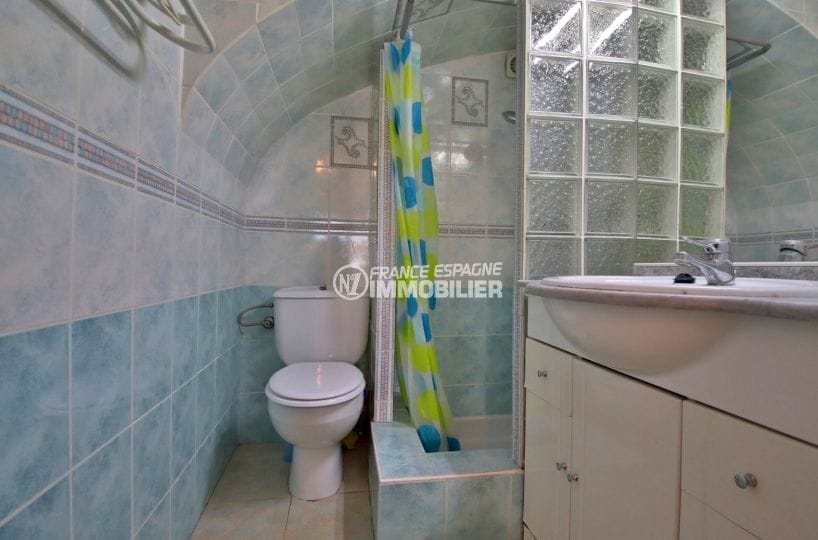 la costa brava: villa 72 m², belle salle d'eau moderne avec douche et wc