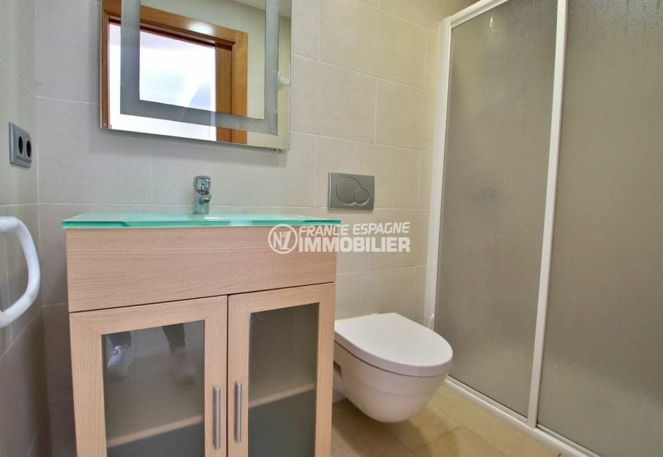 vente immobiliere rosas espagne: appartement 63 m², salle d'eau avec douche spacieuse, wc