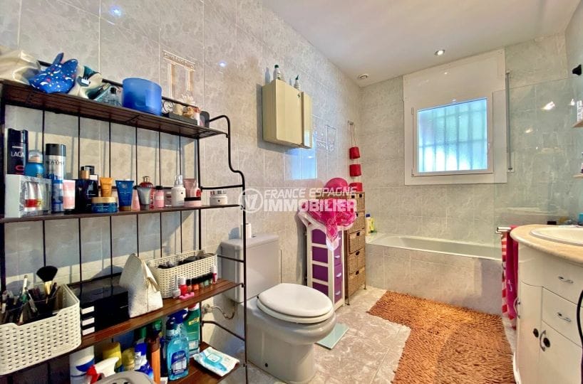 maison a vendre empuria brava, 136 m², salle de bain avec baignoire et wc