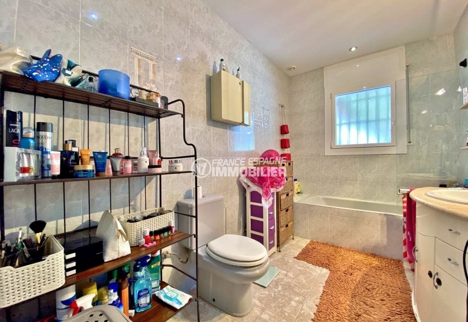 maison a vendre empuria brava, 136 m², salle de bain avec baignoire et wc