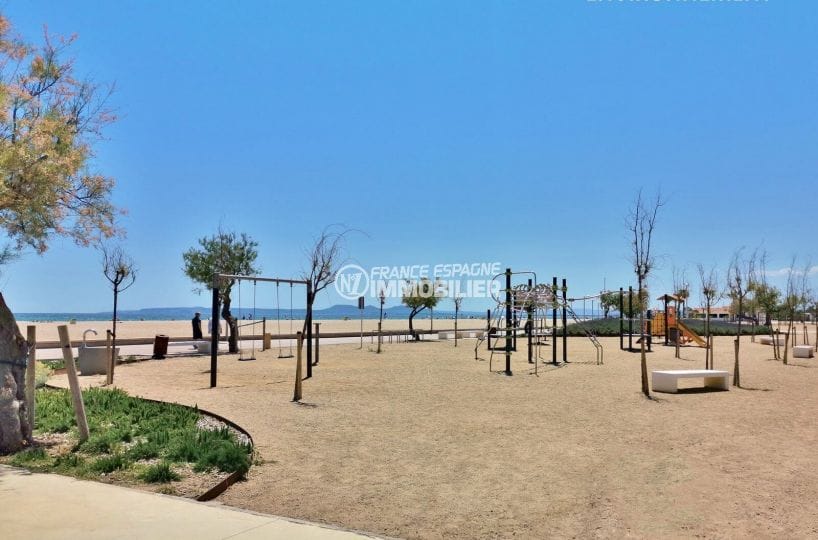 belle plage ensoleillée à 150 m avec ses jeux en plein air pour les enfants