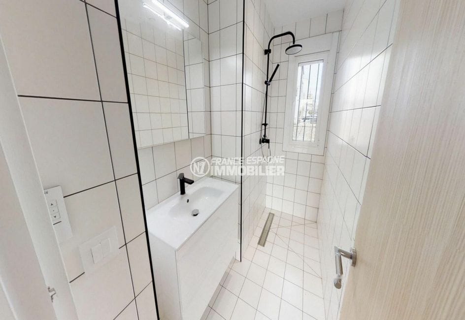 vente maison costa brava, 178 m² vue canal, belle salle d'eau avec douche à l'italienne