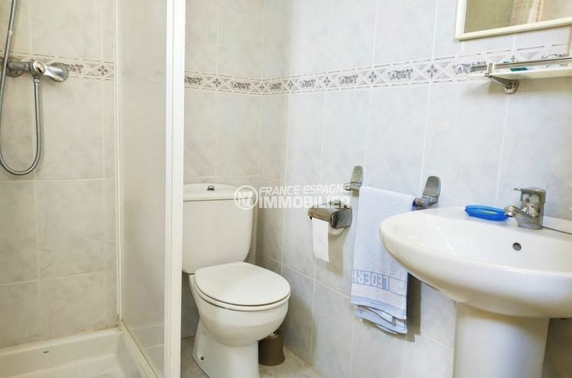 vente maison costa brava, 200 m² avec vue mer, salle d'eau avec douche et wc
