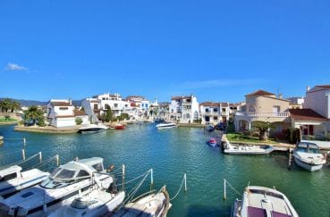 apartment empuriabrava, 2 rooms 56 m² renovated with terrace veranda canal view, beach 700 m and shops 400 m