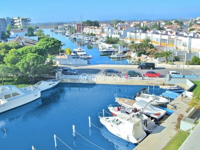 sale apartment rosas, 4 rooms 69 m² with 13 m² terrace and 9 m private mooring, canal view, near beach            
