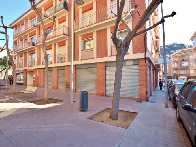 purchase real estate roses spain: commercial space of 157 m² in the city center, 200 m from the beach