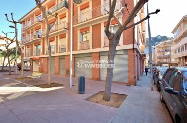 purchase real estate roses spain: commercial space of 157 m² in the city center, 200 m from the beach