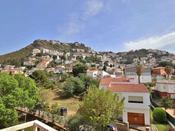 vente appartement rosas, 81 m² avec balcon, vue dégagée montagne, exposition sud-est, 200 m de la plage