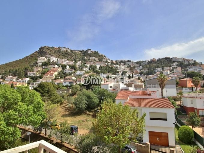 vente appartement rosas, 81 m² avec balcon, vue dégagée montagne, exposition sud-est, 200 m de la plage