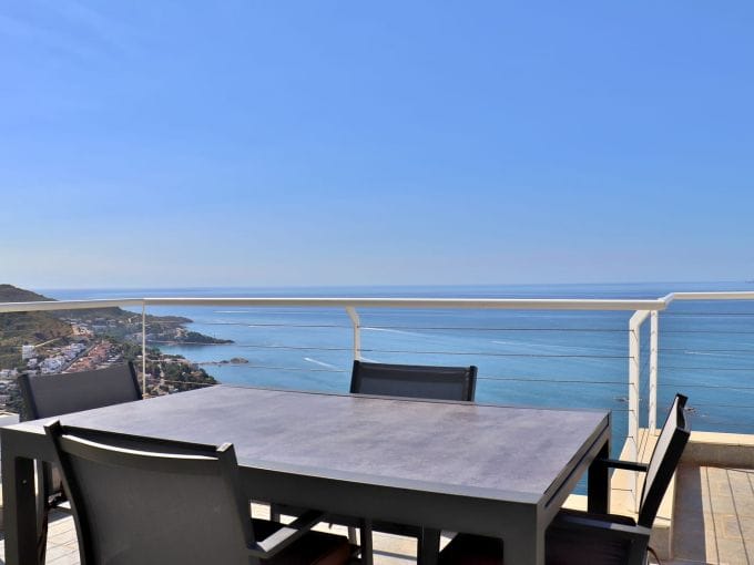 Immobiliària en venda a Rosas Espanya: Villa 255 m², terrassa solàrium de 29 m², vistes al mar, a prop de platja i comerços