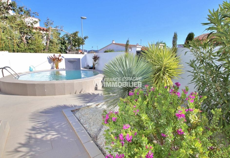 maison roses espagne, villa 76 m², piscine construite sur terrain de 412 m²