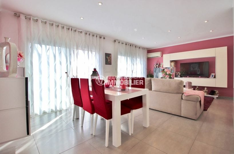 immo roses: appartement 3 chambres 74 m², spacieux séjour donnant sur la terrasse